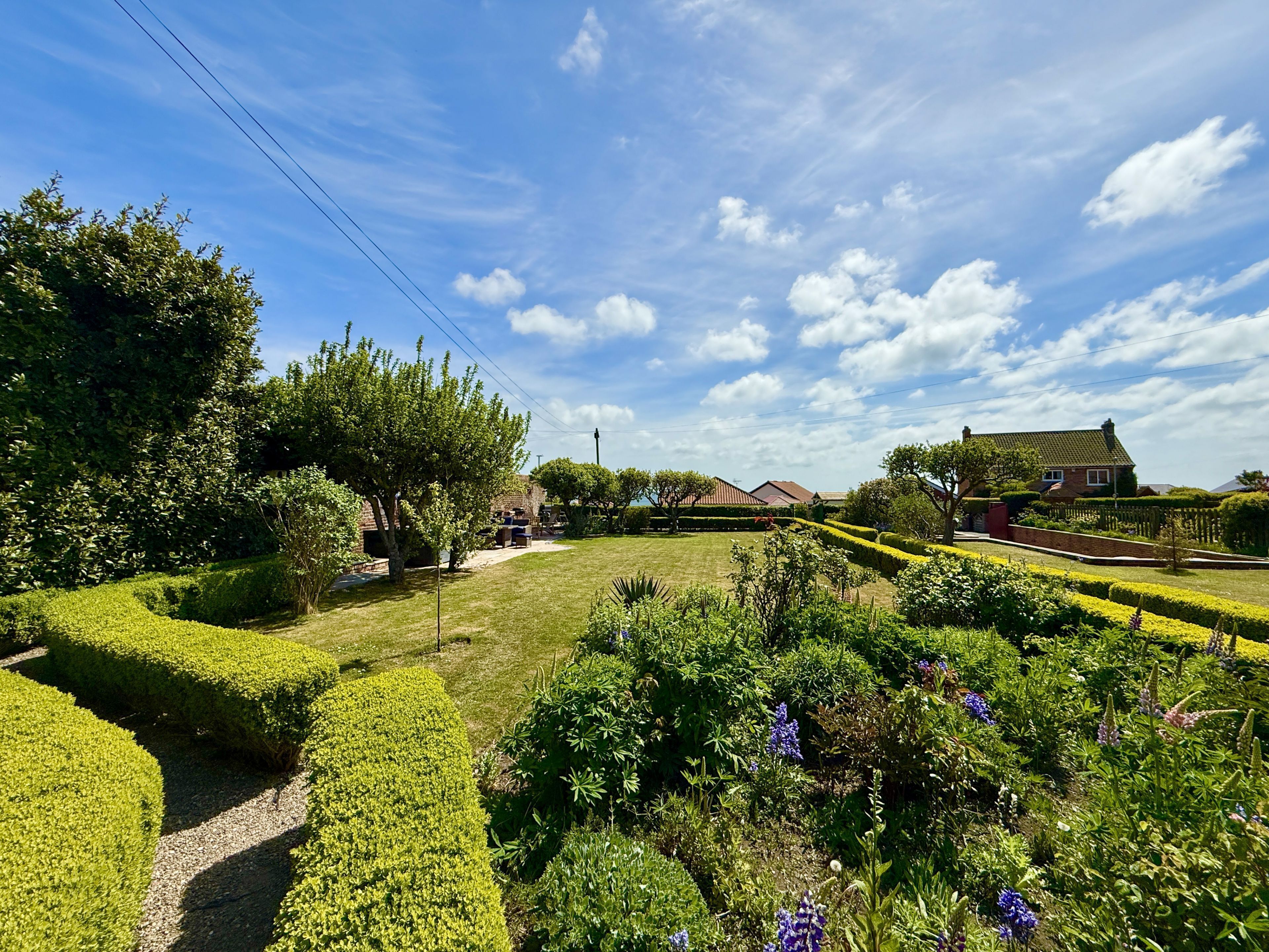 Bay View House Is One Of Yorkshire's Premier Coastal Retreats. Featuring Hot Tub, Fire Pit And 4 Stu - Flamborough