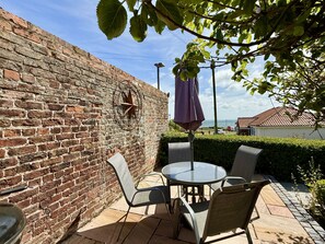 Outdoor dining - Bay View House is one of Yorkshire's premier coastal retreats. Featuring hot tub, fire pit and 4 stu (Bridlington)