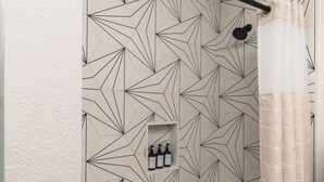 Séchoir à cheveux, serviettes fournies, savon, papier de toilette