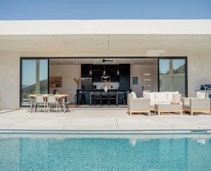 Outdoor dining - Mars Landing - Pool / Spa / Boulders / View / BBQ / Stargazing (Yucca Valley)