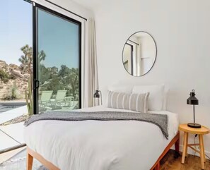 4 bedrooms, iron/ironing board, WiFi, bed sheets - Mars Landing - Pool / Spa / Boulders / View / BBQ / Stargazing (Yucca Valley)