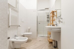 Shower, bidet, towels - GuestHost - A comfortable and welcoming 65 square meters apartment, perfect for four people, located on the ground floor of a building.The property is strategically located: thanks to the nearby M4 metro line, guests can easily get around the city and re (Milan)