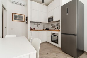 Fridge, microwave, dishwasher - GuestHost - A comfortable and welcoming 65 square meters apartment, perfect for four people, located on the ground floor of a building.The property is strategically located: thanks to the nearby M4 metro line, guests can easily get around the city and re (Milan)