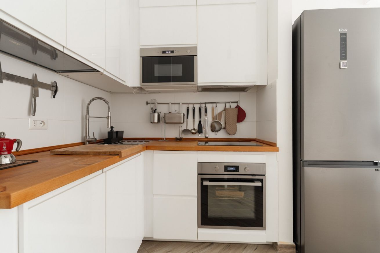 Een koelkast, een magnetron, een vaatwasser