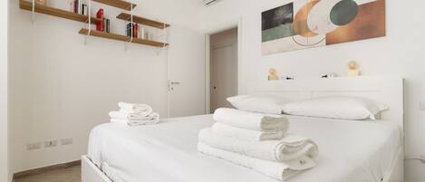 2 habitaciones y tabla de planchar con plancha