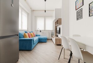 TV - GuestHost - A comfortable and welcoming 65 square meters apartment, perfect for four people, located on the ground floor of a building.The property is strategically located: thanks to the nearby M4 metro line, guests can easily get around the city and re (Milan)