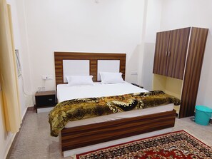 Habitación clásica con 1 cama doble o 2 individuales | Caja fuerte, escritorio, espacio para trabajar con un portátil