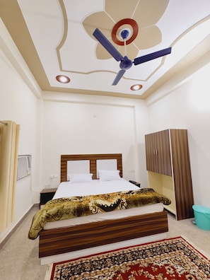 Classic Double or Twin Room | In-room safe, desk, laptop workspace, soundproofing - Shree Venkatesh Niliyam 300 M Ram Temple (Ayodhya)