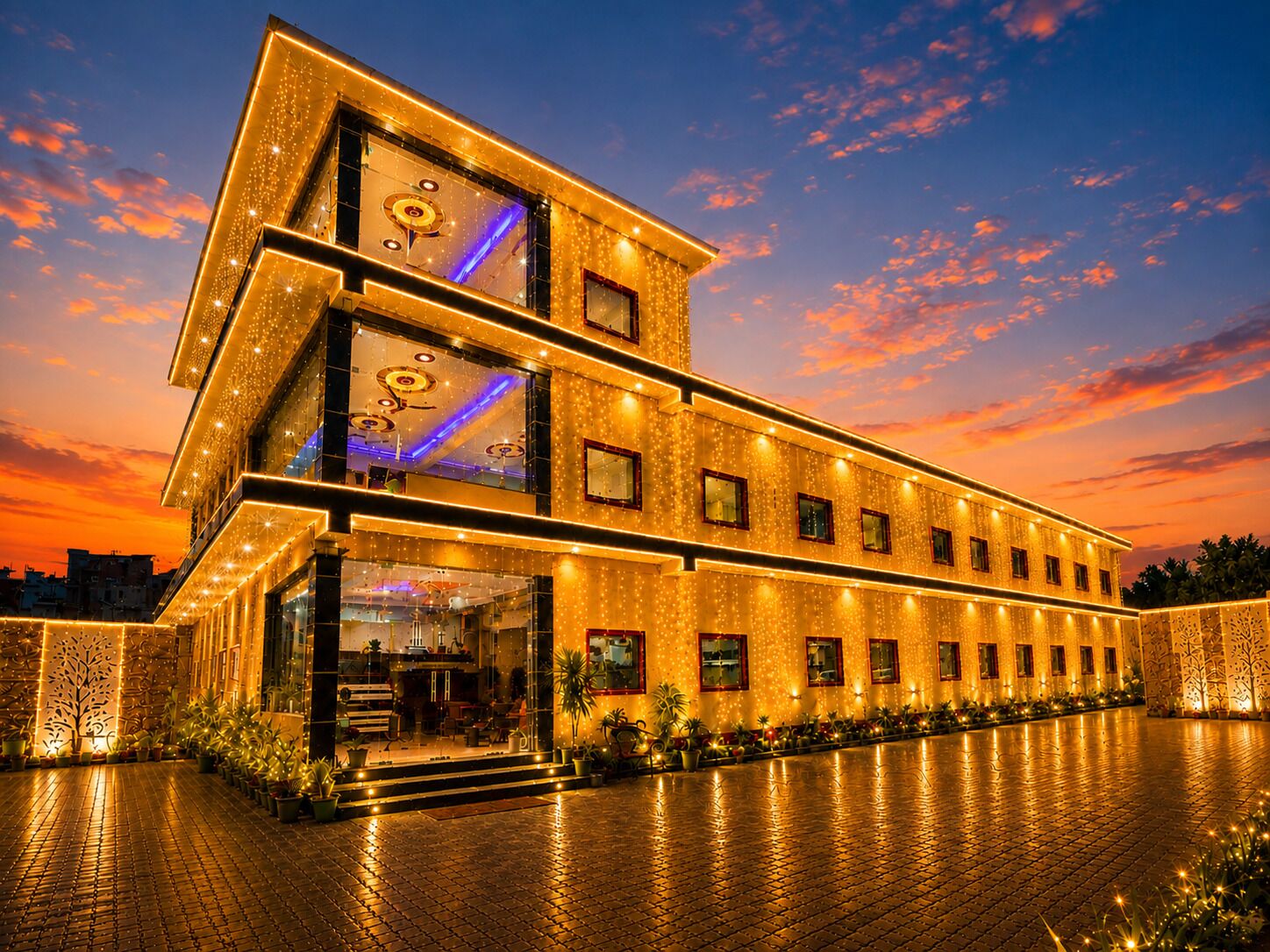 Un edificio moderno con fachada de vidrio, varios niveles y un patio interior.