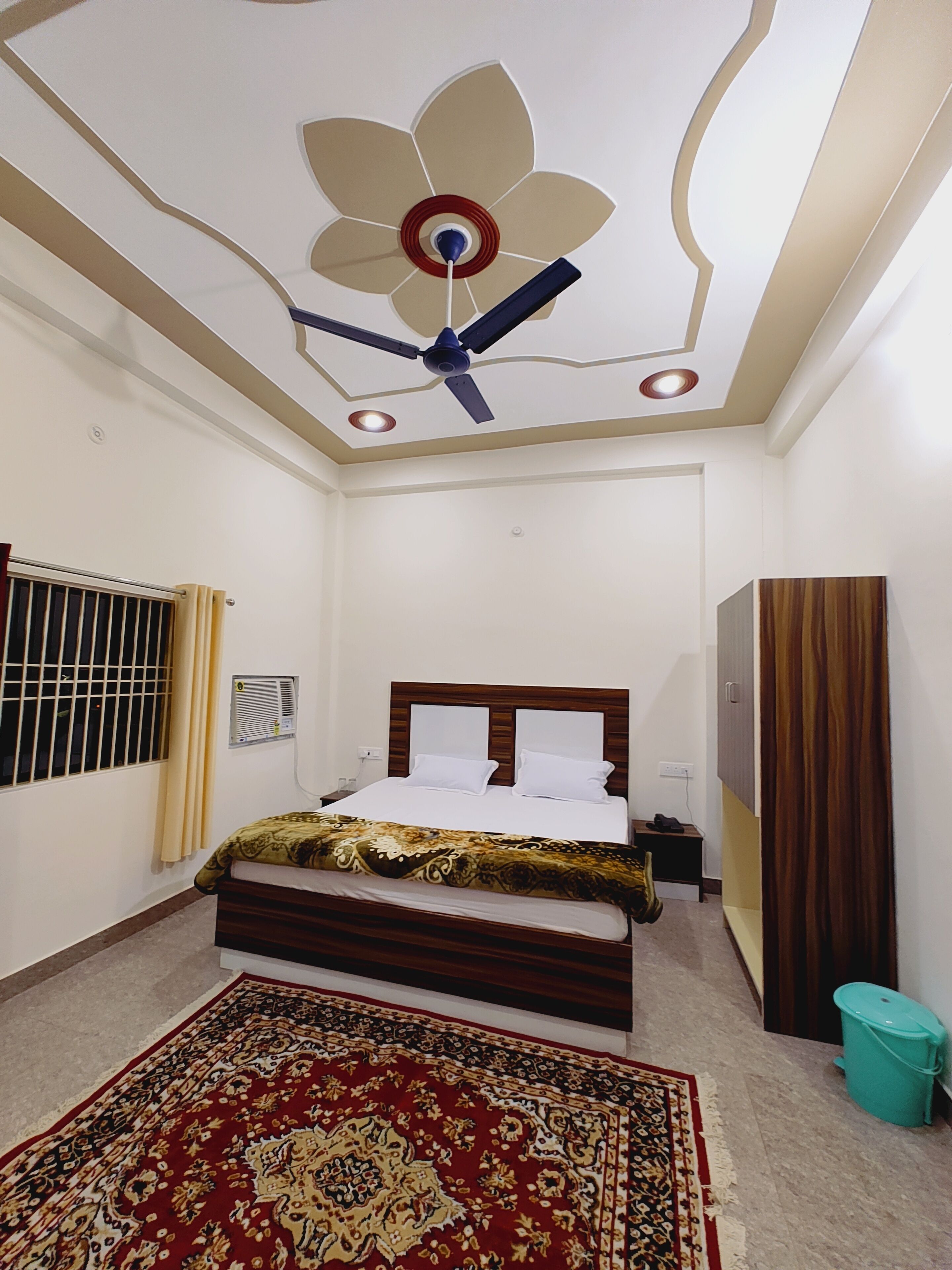 Classic Double or Twin Room | In-room safe, desk, laptop workspace, soundproofing