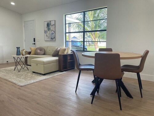 Cozy 2-bedroom house in nice Port St. Lucie with AC