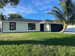 Exterior - Cozy 2-bedroom house in nice Port St. Lucie with AC (Port St. Lucie)