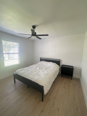 2 bedrooms, WiFi, bed sheets, wheelchair access - Cozy 2-bedroom house in nice Port St. Lucie with AC (Port St. Lucie)