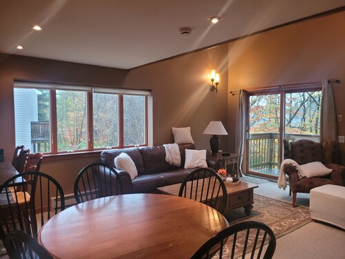 SnowTree Retreat: Large 2-Bedroom Condo 5 Minute Walk from The Mount Snow Base!