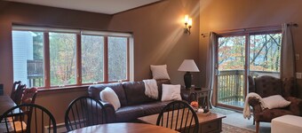 SnowTree Retreat: Large 2-Bedroom Condo 5 Minute Walk from The Mount Snow Base!