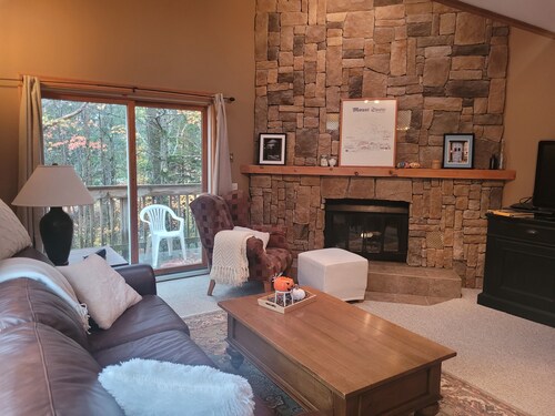 SnowTree Retreat: Large 2-Bedroom Condo 5 Minute Walk from The Mount Snow Base!