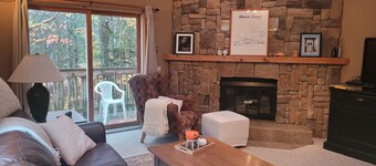 SnowTree Retreat: Large 2-Bedroom Condo 5 Minute Walk from The Mount Snow Base!
