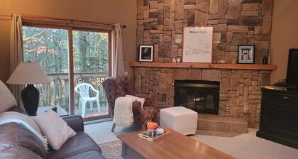 SnowTree Retreat: Large 2-Bedroom Condo 5 Minute Walk from The Mount Snow Base!