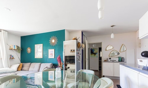 Apartment with quiet garden full of greenery in Nice