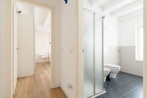Shower, bidet, towels - GuestHost - Cozy 90 sqm apartment accommodating up to 6 guests, located on the second floor of a building with an elevator (NOT suitable for guests with disabilities).The accommodation is located in the Risorgimento area, in a strategic position just a f (Milan)