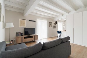 Living area - GuestHost - Cozy 90 sqm apartment accommodating up to 6 guests, located on the second floor of a building with an elevator (NOT suitable for guests with disabilities).The accommodation is located in the Risorgimento area, in a strategic position just a f (Milan)