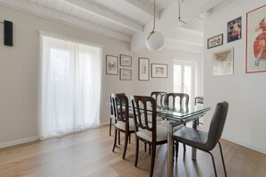 Dining - GuestHost - Cozy 90 sqm apartment accommodating up to 6 guests, located on the second floor of a building with an elevator (NOT suitable for guests with disabilities).The accommodation is located in the Risorgimento area, in a strategic position just a f (Milan)