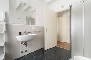 Shower, bidet, towels - GuestHost - Cozy 90 sqm apartment accommodating up to 6 guests, located on the second floor of a building with an elevator (NOT suitable for guests with disabilities).The accommodation is located in the Risorgimento area, in a strategic position just a f (Milan)