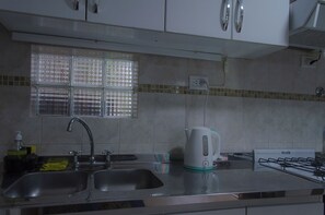 Fridge, microwave, oven, electric kettle - Taniri Fueguino: Your modern and quiet refuge at the end of the world. (Ushuaia)