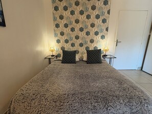 Iron/ironing board, WiFi, bed sheets