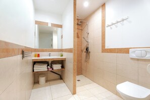 Shower, hair dryer, towels, soap - Gîte Les Aresquiers (Lavérune)