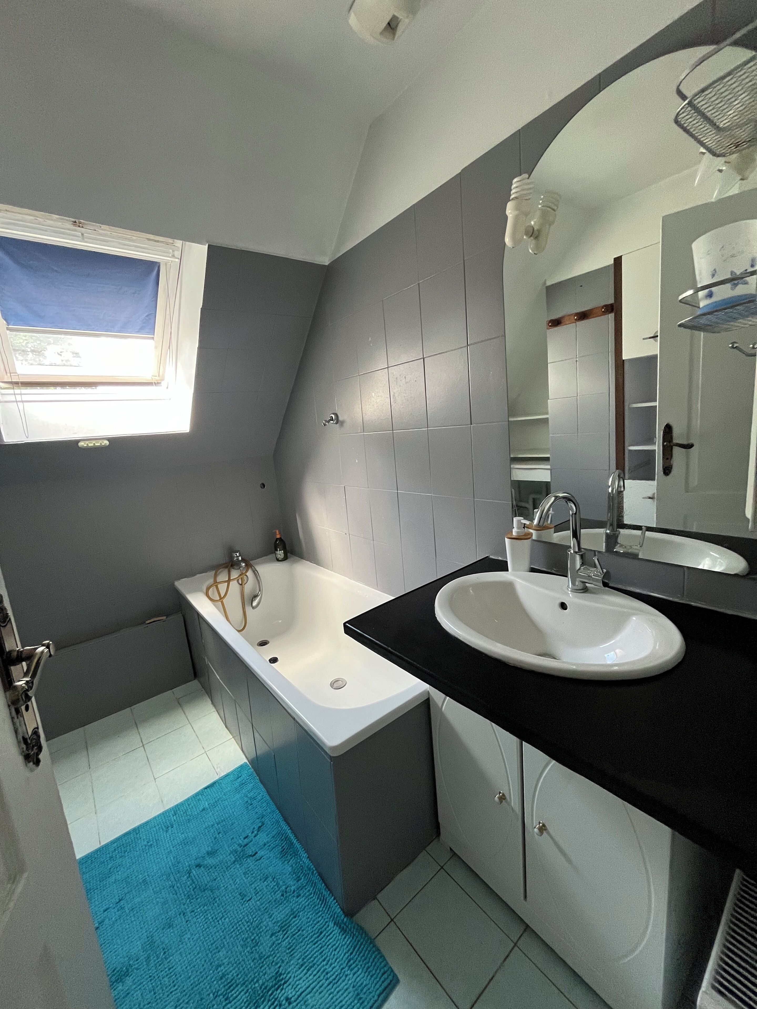 Bidet, serviettes fournies, papier toilette