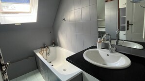 Bidet, towels, toilet paper - Guestroom (Savigny-le-Temple)