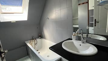 Bidet, serviettes fournies, papier toilette