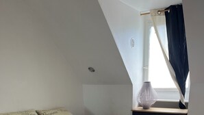 1 bedroom, WiFi, bed sheets - Guestroom (Savigny-le-Temple)