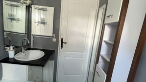 Bidet, towels, toilet paper - Guestroom (Savigny-le-Temple)