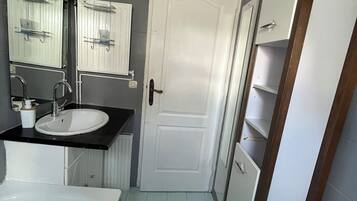 Bidet, serviettes fournies, papier toilette