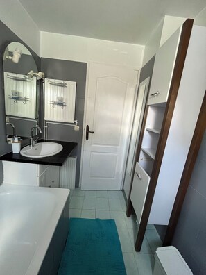 Bidet, towels, toilet paper - Guestroom (Savigny-le-Temple)