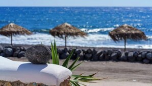 Beach - Sea & Sun Luxury Beach House – Elegant Cycladic Studio by Agia Paraskevi Beach (Kamari)