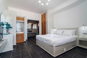 1 bedroom, iron/ironing board, WiFi, bed sheets - Sea & Sun Luxury Beach House – Elegant Cycladic Studio by Agia Paraskevi Beach (Kamari)