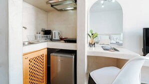 Private kitchen - Sea & Sun Luxury Beach House – Elegant Cycladic Studio by Agia Paraskevi Beach (Kamari)