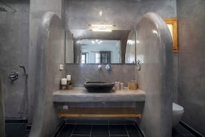 Shower, hair dryer, towels, soap - Sea & Sun Luxury Beach House – Elegant Cycladic Studio by Agia Paraskevi Beach (Kamari)