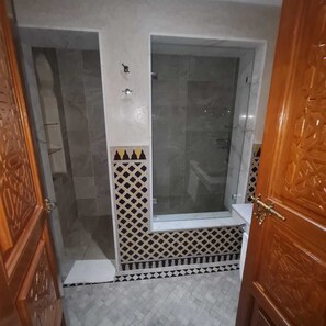 Shower, hair dryer, towels, soap - Un Brin d'orient 8 rooms 16 people (Marrakech)