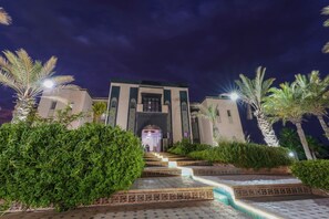 المنشأة من الخارج