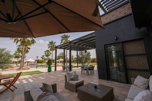 تناول الطعام بالخارج