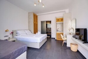 1 bedroom, iron/ironing board, WiFi, bed sheets - Sea Esta Luxury Beach House – Cycladic Elegance by Agia Paraskevi Beach (Kamari)