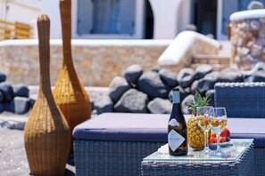 Property grounds - Sea Esta Luxury Beach House – Cycladic Elegance by Agia Paraskevi Beach (Kamari)