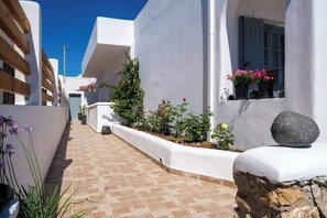 Property grounds - Sea Esta Luxury Beach House – Cycladic Elegance by Agia Paraskevi Beach (Kamari)