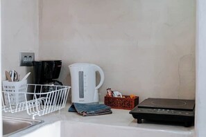 Private kitchen - Sea Esta Luxury Beach House – Cycladic Elegance by Agia Paraskevi Beach (Kamari)