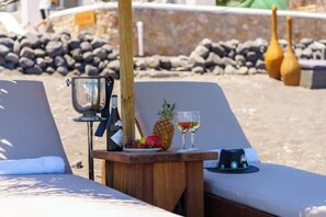 Outdoor dining - Sea & Sand Luxury Beach House – Cycladic Charm by Agia Paraskevi Beach (Kamari)