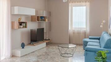 Una Smart TV, libros